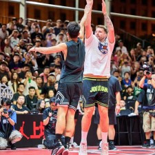Le sport n'a pas de frontières, les basketteurs et les fans vont dans les deux sens